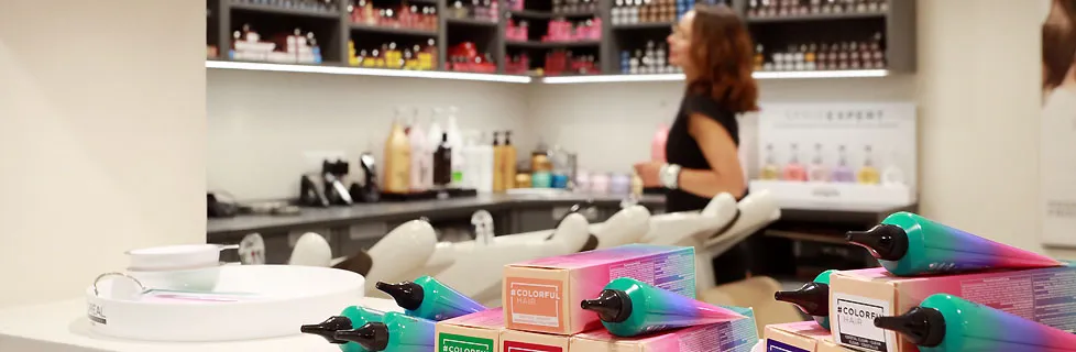 Haarfarben-Tuben vor den Waschplätzen des Salons